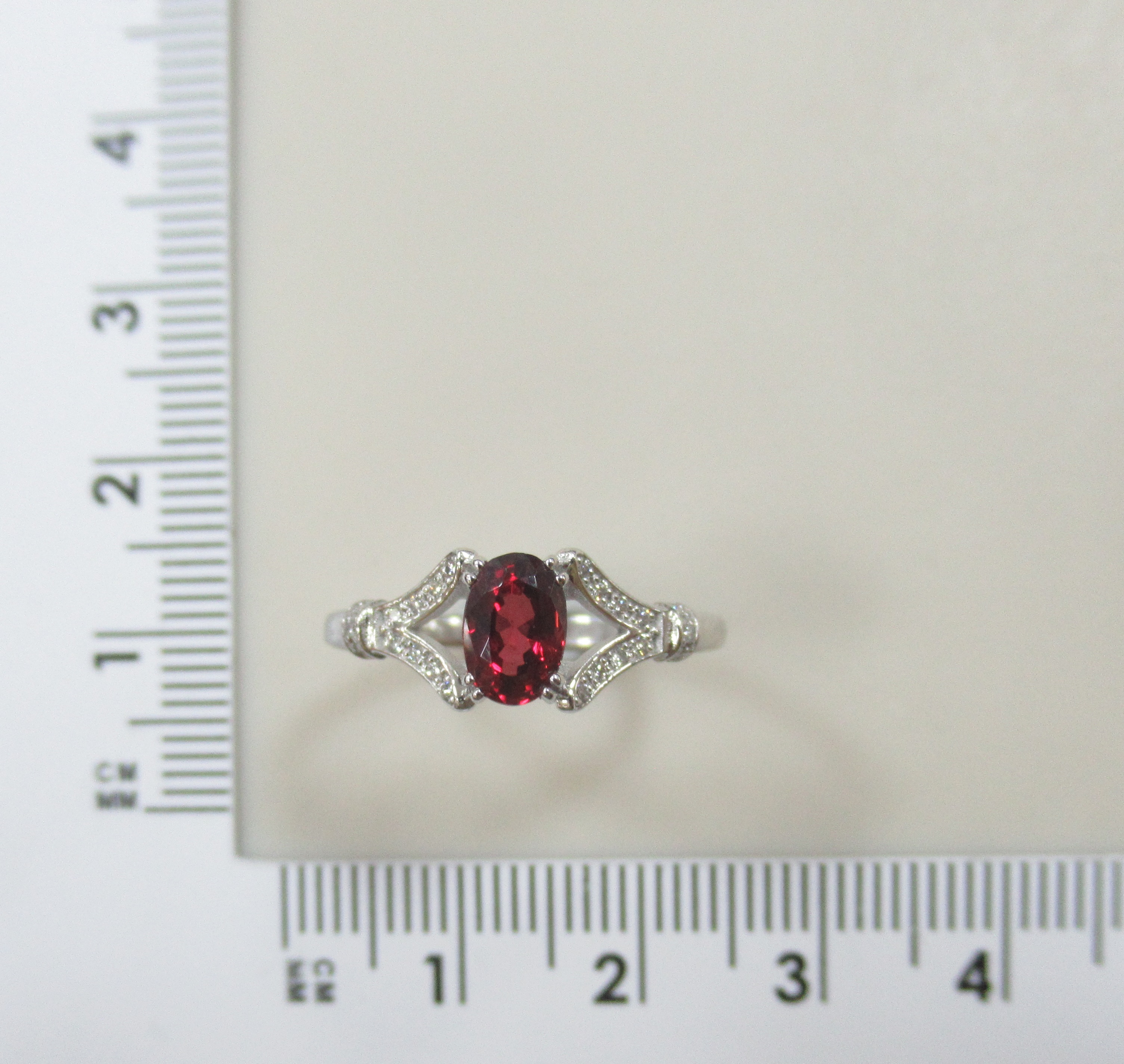 Кольцо из белого золота с красной шпинелью